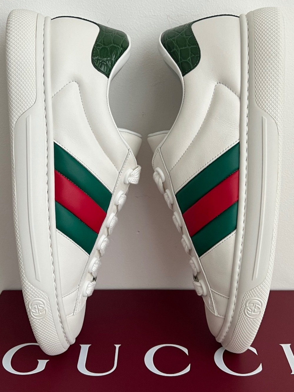 Gucci Men's Ace Sneaker White Leather Green Red Web Ace Metal Tag Size 10 US10.5